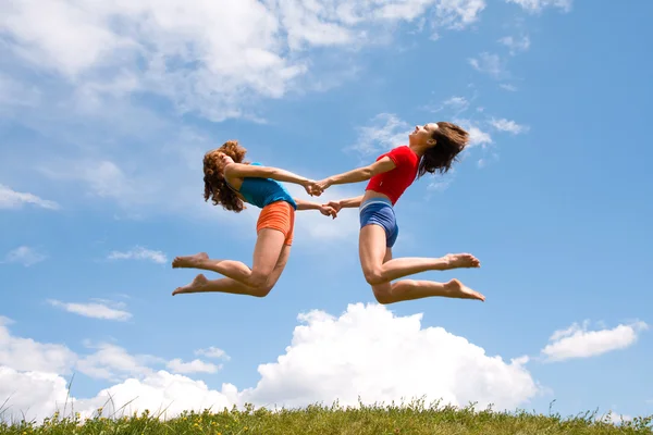 Прыгающие девушки — стоковое фото