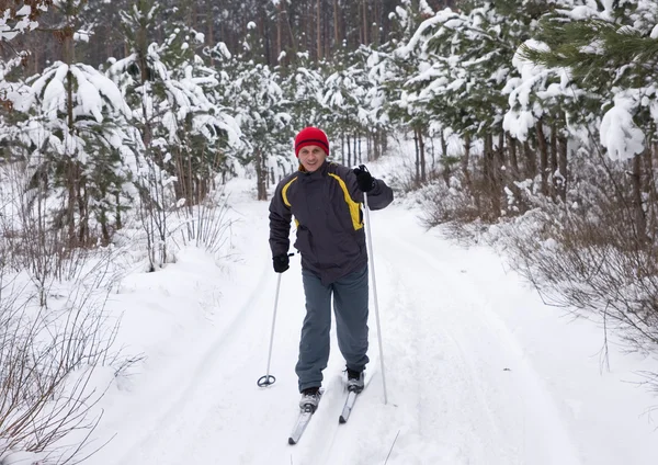 Muž lyžař — Stock fotografie