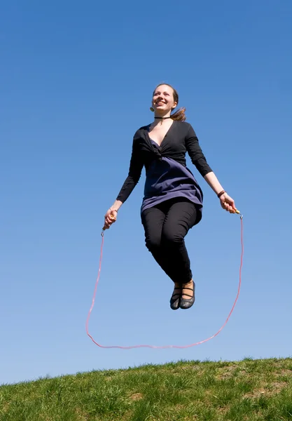 ロープをスキップする女の子 — ストック写真