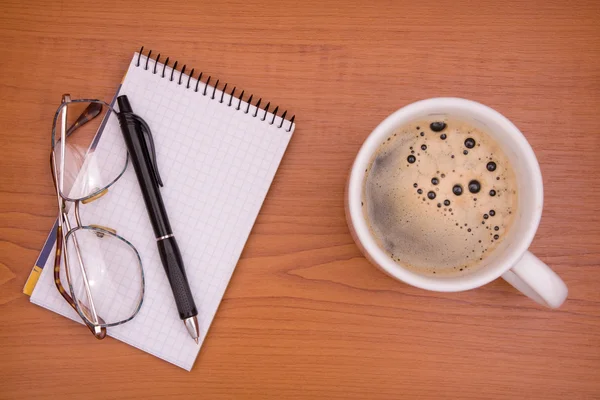 Laptop en koffie — Stockfoto