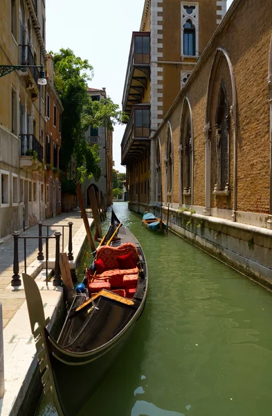 Гондола на Венеции — стоковое фото