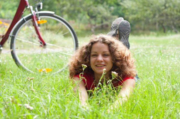 Piękna dziewczyna z rowerem — Zdjęcie stockowe