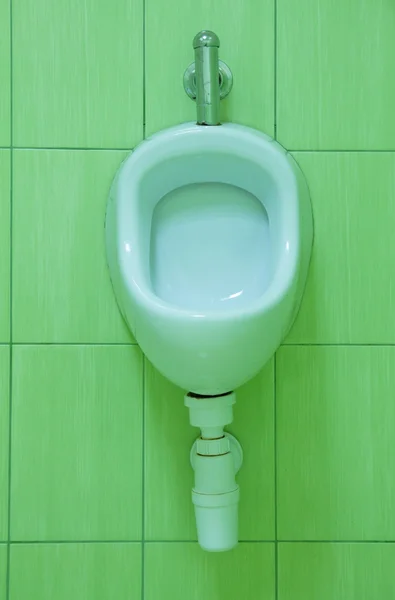 Pisoár ve veřejných WC在公共厕所的小便池 — 图库照片