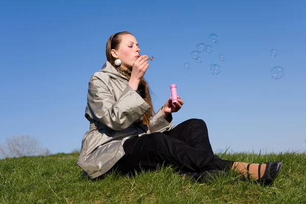 Mädchen macht Seifenblase — Stockfoto