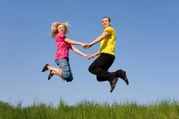 Erkek ve kız atlama — Stok fotoğraf