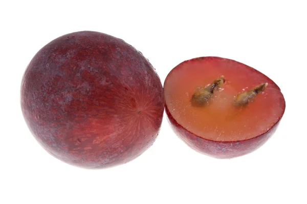 Rode druiven op geïsoleerde — Stockfoto