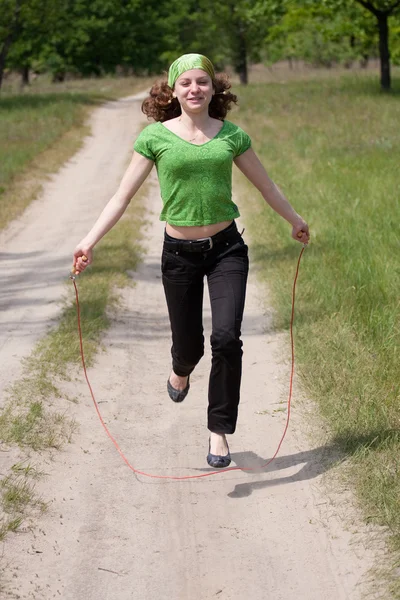 Fille avec corde à sauter — Photo