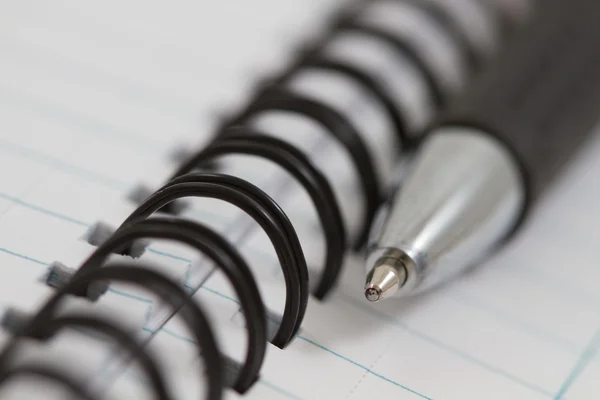 Spiral defter ve kalem — Stok fotoğraf