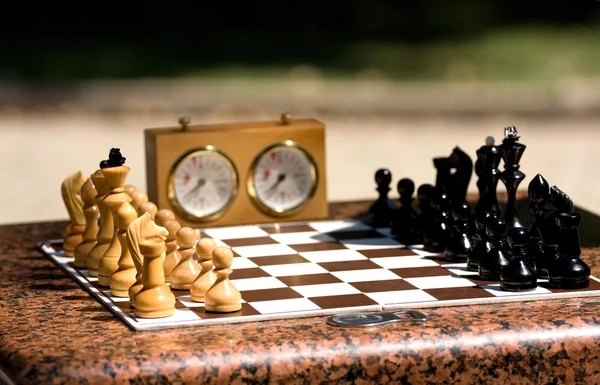 Schaakbord met schaken in een park — Stockfoto