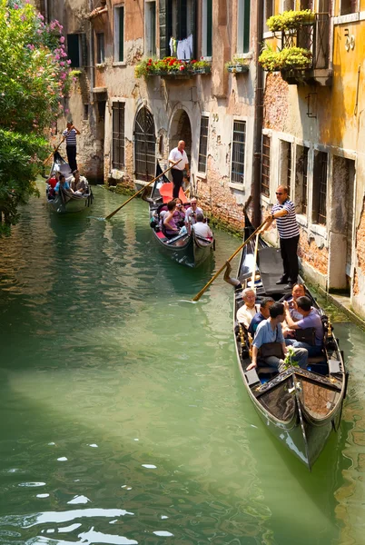 Les touristes voyagent sur une gondole — Photo