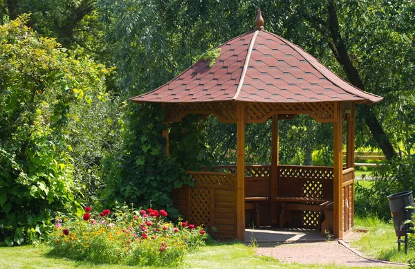 Prachtige houten zomerhuis — Stockfoto