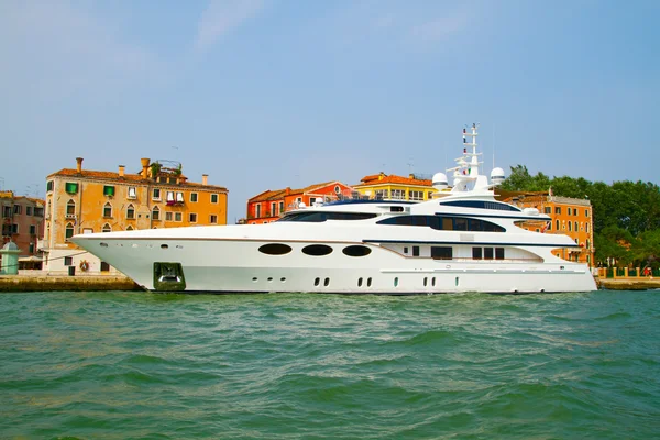 Yacht in Venedig, Italien . — Stockfoto