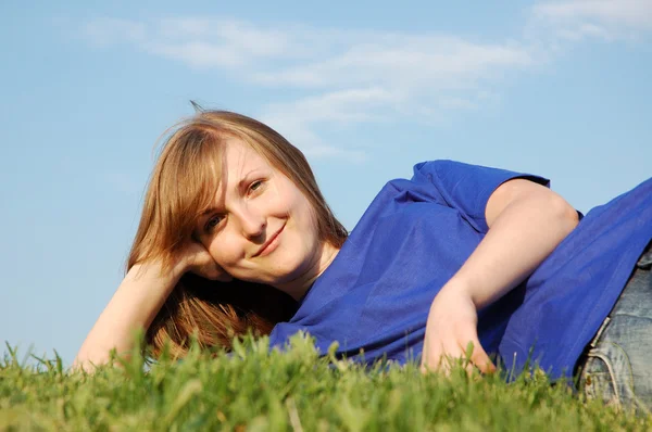 女孩在草地上 — 图库照片