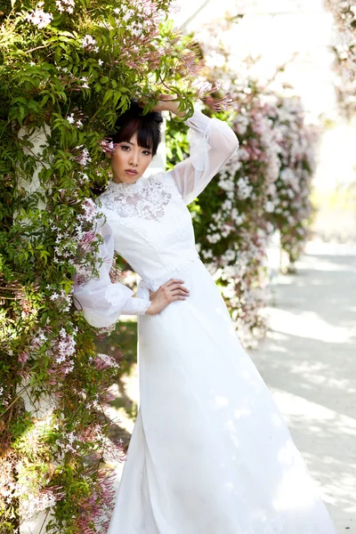Schöne Braut im Frühling — Stockfoto