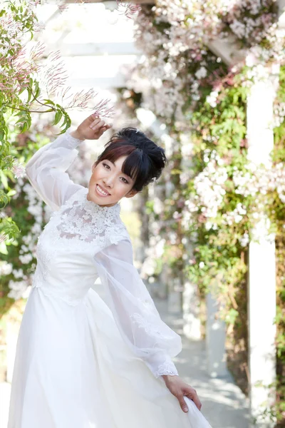 Bella sposa in primavera — Foto Stock