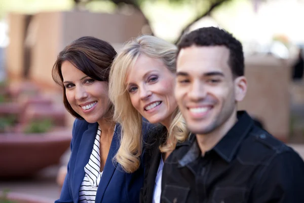 Gruppe von Geschäftsleuten lächelt draußen — Stockfoto