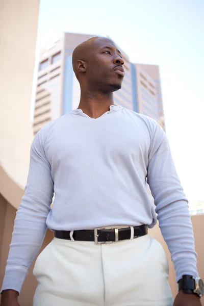Egy meghatározott fiatal afroamerikai férfi portréja — Stock Fotó