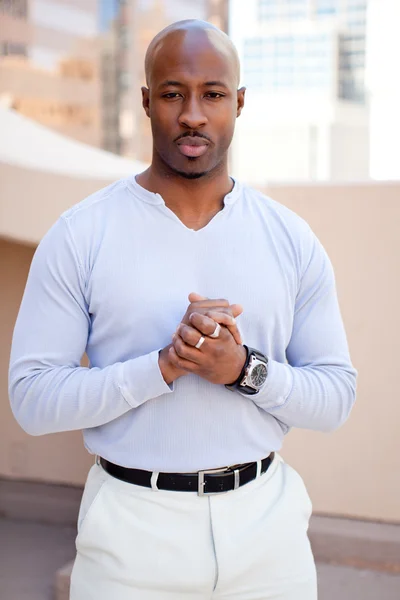 Porträt eines entschlossenen jungen afrikanisch-amerikanischen Mannes — Stockfoto