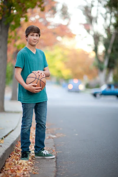 Guapo adolescente con baloncesto — Foto de Stock