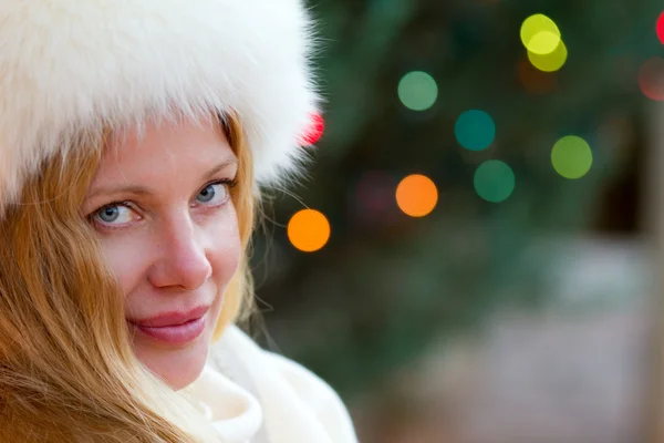 Blonďatá Kráska v zimě — Stock fotografie