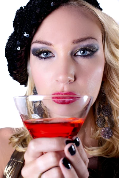 Güzel bir kadın ve onun martini — Stok fotoğraf