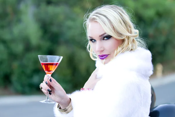 Vacker kvinna och hennes martini — Stockfoto