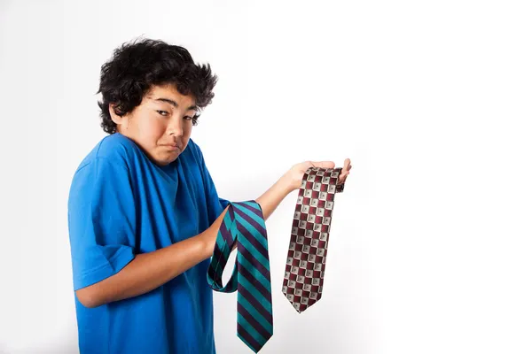 年轻亚洲青少年男孩用领带 — 图库照片