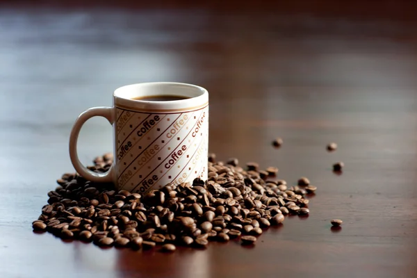 Tasse heißen Kaffee und Bohnen — Stockfoto