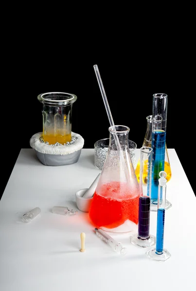 Líquidos coloridos en frascos y vasos de precipitados de prueba —  Fotos de Stock