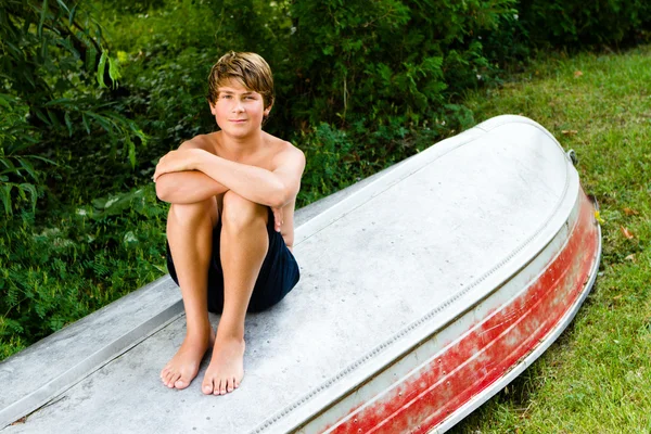 Έφηβος σε συνεδρίαση σε μια βάρκα — Φωτογραφία Αρχείου