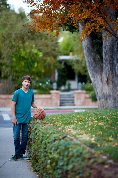 Knappe tiener met basketbal — Stockfoto