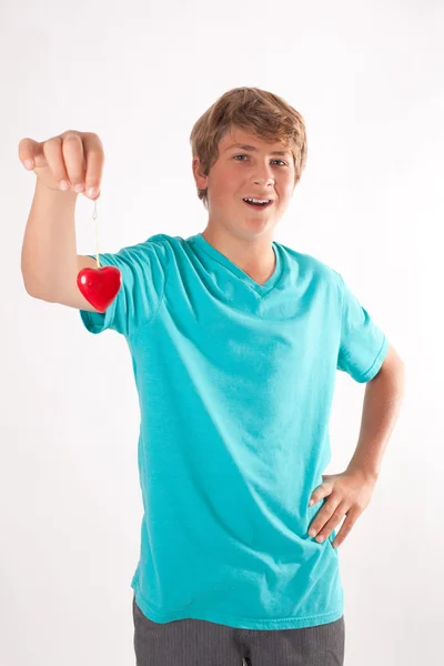 Adolescente com ornamento do coração — Fotografia de Stock