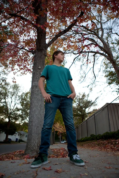 Hezký teenager venku — Stock fotografie