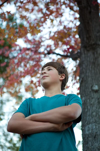 Guapo adolescente al aire libre — Foto de Stock
