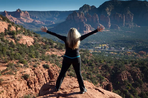 Woman with Arms wide open on a Vista — Stock Photo, Image