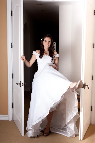 Όμορφη μελαχρινή νύφη μεταξύ λευκό πόρτες — Φωτογραφία Αρχείου