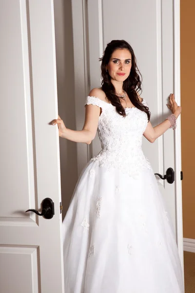 Bela noiva morena entre portas brancas — Fotografia de Stock