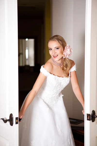 Bela noiva loira entre portas brancas — Fotografia de Stock