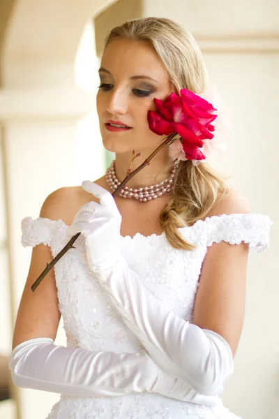 Krásná blonďatá nevěsta — Stock fotografie