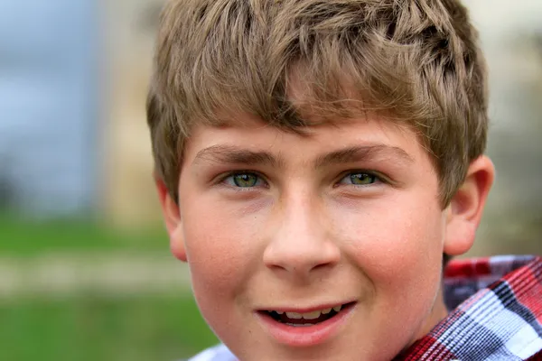 Portret van een zelf verzekerd tiener jongen — Stockfoto