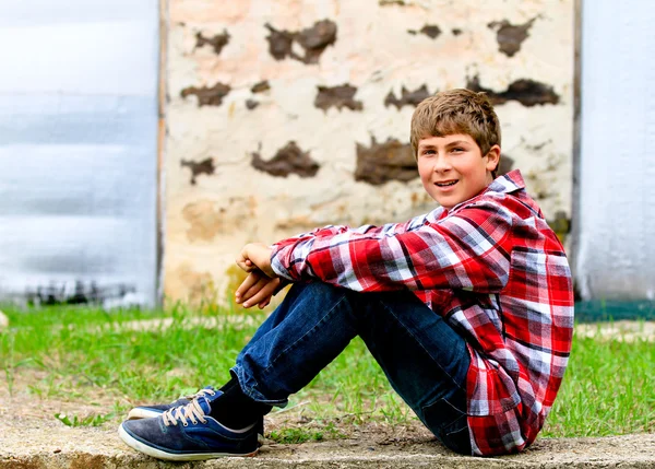 一个自我的肖像保证青少年男孩 — 图库照片