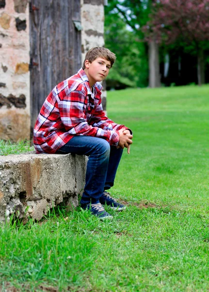 Ragazzo adolescente sicuro di sé — Foto Stock