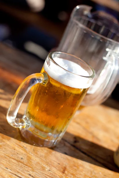 Mugg och tillbringare med öl — Stockfoto