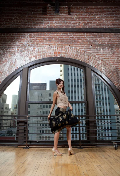 Ganska asiatiska kvinna dans — Stockfoto