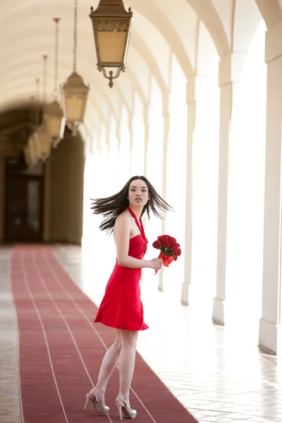 Söt flicka i en röd klänning — Stockfoto