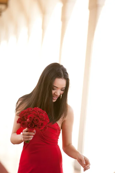 Όμορφο κορίτσι σε ένα κόκκινο φόρεμα — Φωτογραφία Αρχείου