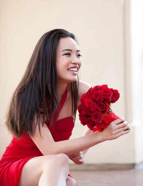 Kırmızı elbiseli güzel kız — Stok fotoğraf