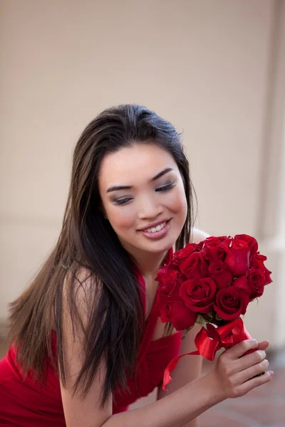 Menina bonita em um vestido vermelho — Fotografia de Stock