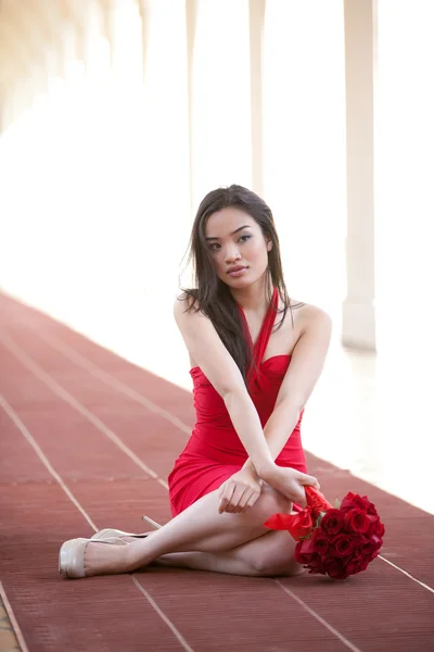 Kırmızı elbiseli güzel kız — Stok fotoğraf