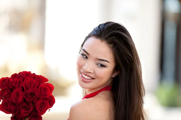 Chica bonita en un vestido rojo — Foto de Stock